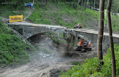 Wyburzanie Mostku Weisera Dawidka na gdanskiej Strzyzy....