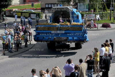 Dozynki w Luzienie na Kaszubach. Dozynkowy korowod...