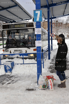 Kartuzy. Dworzec autobusowy i autobus firmy Gryf. 7.12.2013...