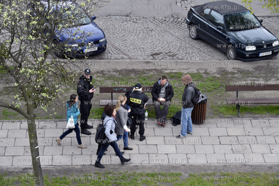 Inwerwencja policji wobec rezydentów ławki na ul....