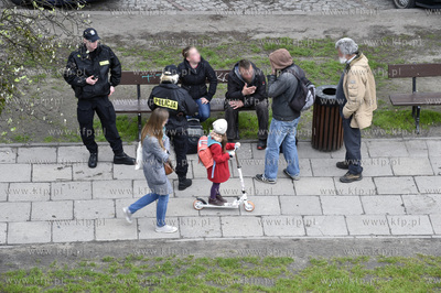 Inwerwencja policji wobec rezydentów ławki na ul....