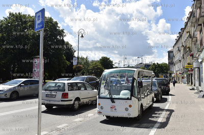 Meleksy zaparkowane na platnych miejscach parkingowych...
