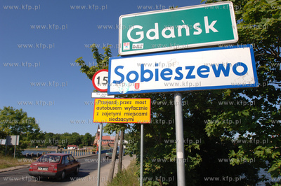 Wjazd na most pontonowy na Martwej Wisle laczacy Sobieszewo...