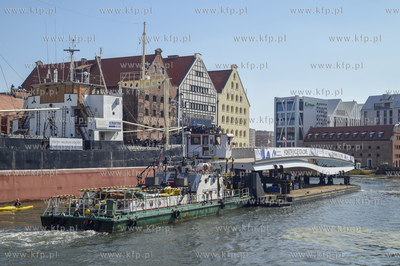 Gdańsk. Transport barką kładki, która połaczy...
