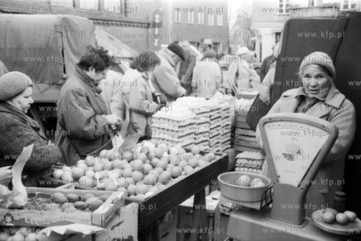 Targowisko przy Hali Tragowej w Gdańsku. 25.01.1993...