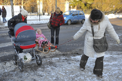 Zima w Parku Oliwskim. Na przejsciou dla pieszych....