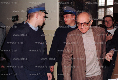 Proces grudnia 70. Oskarzony Stanislaw Kociolek wychodzi...