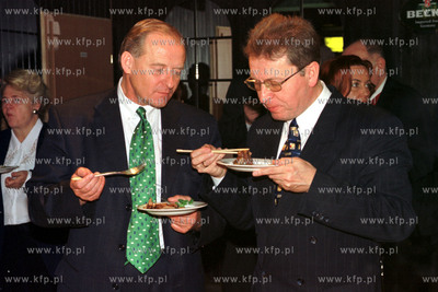 Antoni Szczyt probuje jesc chinszcyzne paleczkami,...