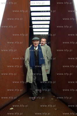 Mieczyslaw Rakowski ostatni premier PRL oglada wystawe...