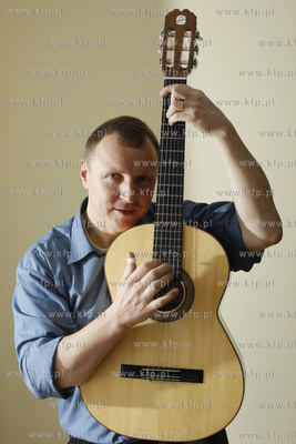 Posel Jacek Kurski i jego gitara. 17.04.2008 fot. Krzysztof...