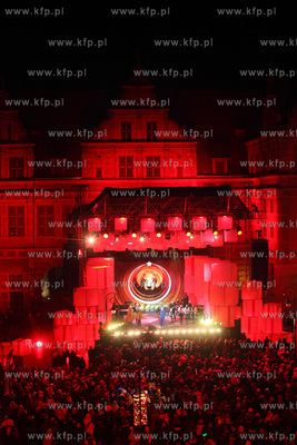 Cala Polska spiewa koledy, koncert na Dlugim Targu...