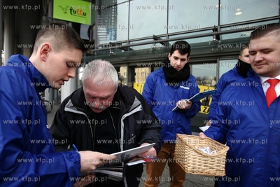 Gdańsk. CH Manhattan. Akcja zbierania podpisow poparcia...
