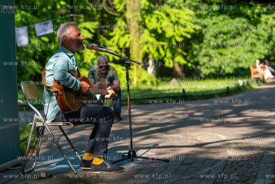 Oliwskie Dni Poezji w Parku Oliwskim. Nz. występ poetycko...