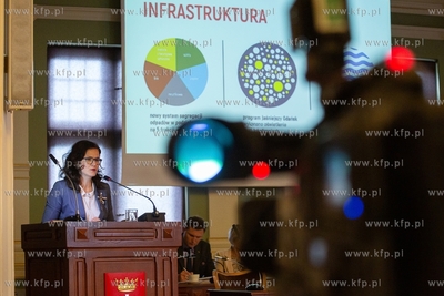 XII sesja Rady Miasta Gdańska. Nz. Aleksandra Dulkieicz...