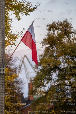 Gdańsk. Al. Zwycięstwa. Flagi z okazji 101. rocznicy...