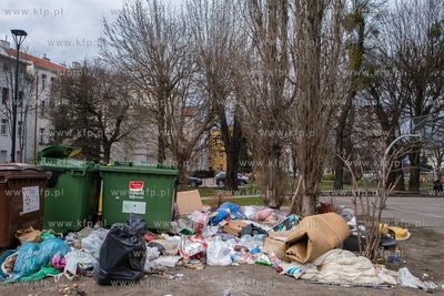 Gdańsk Wrzeszcz, ul. Partyzantów. Przepełnione śmietniki....