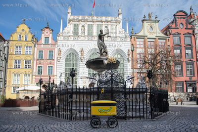 Gdańsk, Długi Targ. Nz. Autonomiczny robot Glovo,...