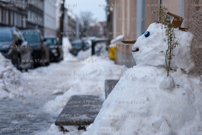 Gdańsk Wrzeszcz, ul. Grażyny. Nz. Bałwan pod sklepem...