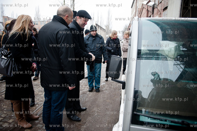Stocznia Gdanska. Tydzien po pozarze hali produkcyjnej...