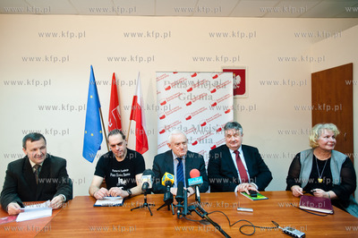 Gdynia. Gdynia. Biuro poselskie Leszka Millera. Konferencja...