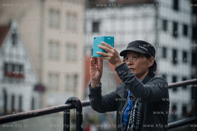 Gdansk. Dlugie Pobrzeze. Pelne turystow ulice starego...