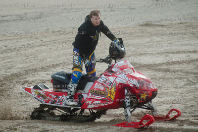 Sopot. Skok norwega Stiana Pedersena na skuterze snieznym...