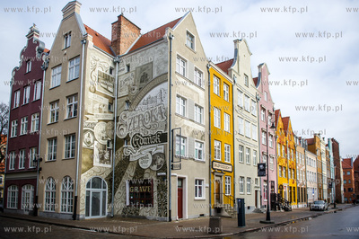 Gdansk. Odnowione fasady kamienic przy ulicy Szerokiej....