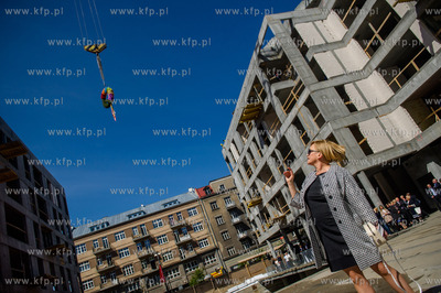 Gdynia. Uroczyste zawieszenie wiechy na nowo powstajacym...