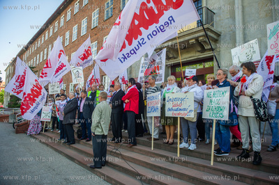 Gdansk. Urzad Marszalkowski. Pikieta przeciwko prywatyzacji...