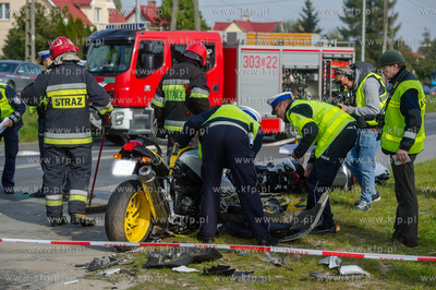 Gdansk. Wypadek drogowy auta i dwoch motocykli na ulicy...