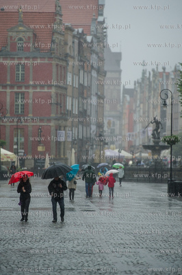 Gdańsk. Długi Targ. Intensywne opady deszczu i silne...