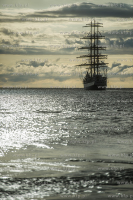 Zatoka Gdańsk. Wspólne ćwiczenia stawiania żagli...