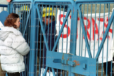 Trzeci dzien strajku w Stoczni Gdynia S.A. Rodziny...