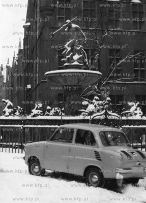 Samochód marki Mikrus zima zaparkowany pod Fontanna...