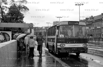 Przystanek autobusowy komunikacji miejskiej i autobus...