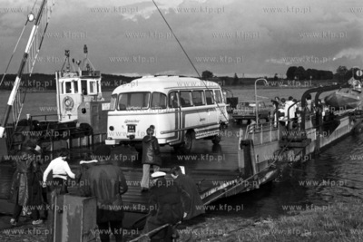 Przeprawa promowa przez Wisłę w Świbnie. 
12.09.1978
3wrzesien78_z.kosycarz_p27
Fot....