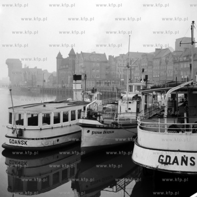 Statki białej floty cumują przy ulicy Wartkiej w...