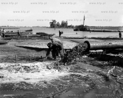 Pracownicy Rejonu Dróg Wodnych z Tczewa przy budowie...