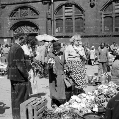 Handel warzywami i owocami obok Hali Targowej w Gdańsku....