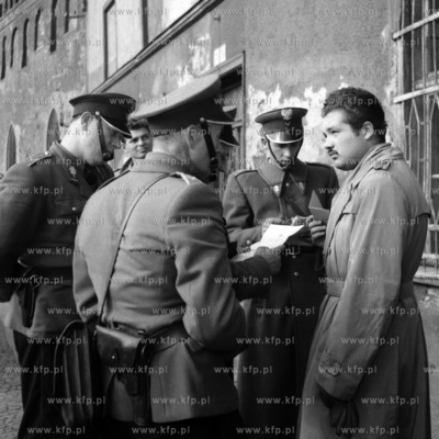Patrol milicji obywatelskiej podczas kontroli dokumentów....