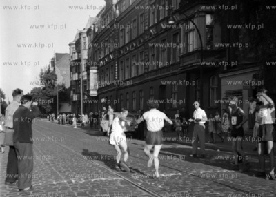 Bieg sztefotowy ulicą Gdańska. (lata60). 1965 0007988z...