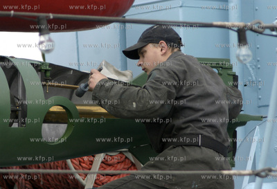 W gestej mgle marynarze Marynarki Wojennej prowadza...