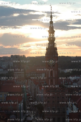 Wieza Ratusza Glownego Miasta w Gdansku w promieniach...