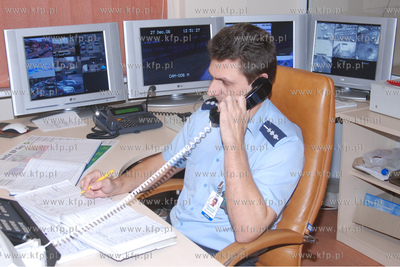 Sztab w Komendzie Miejskiej Policji w Gdyni, przy momnitoringu...