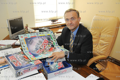 Gdynia znalazla sie na planszy gry MONOPOLY. Nz. Wojciech...