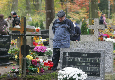 Swieto Zmarlych na szczecinskim cmentarzu centralnym.
Jest...