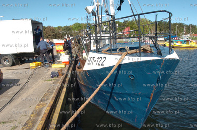 Ustka port, rozladunek zlowinych ryb z kutra Ust-122....