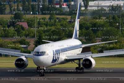Gdansk, Rebiechowo. Nz. Boeing 767-300ER linii LOT...