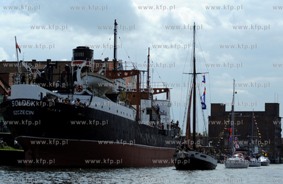 Gdansk. Zlot zaglowcow Baltic Sail 2009.  Parada Zagli...