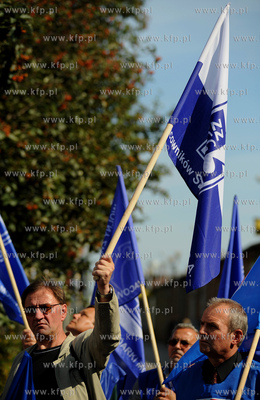 Gdynia. Pikieta pod brama do Stoczni Gdynskiej nawolujaca...